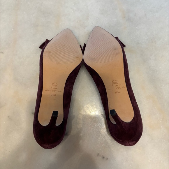 Ann Taylor Suede Bow Heels - 9.5M - Picture 4 of 4